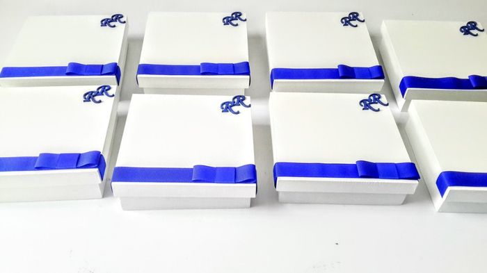 branco e azul royal. 
