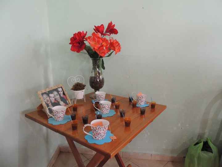 Detalhes: mesa com docinhos, as xícaras uma das minhas madrinhas fizeram. Ela achou o molde na inter