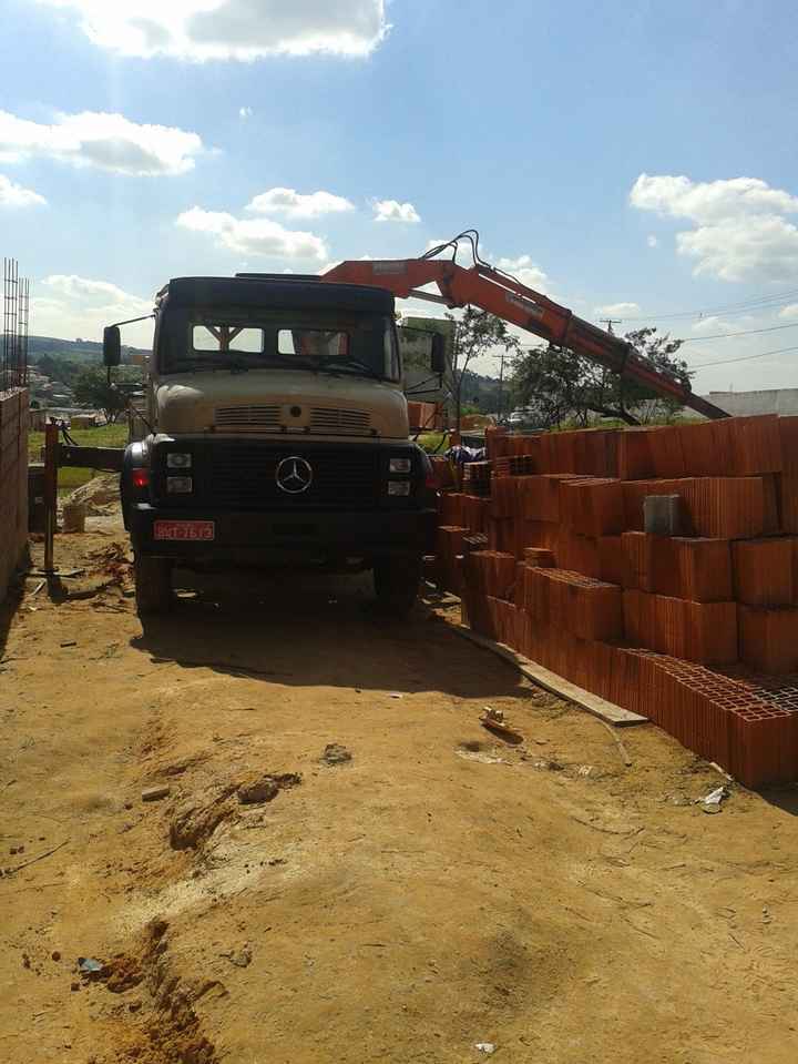 Caminhão para colocar o concreto na laje