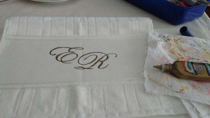Uma toalhinha que minha tia pintou com as iniciais dos noivos