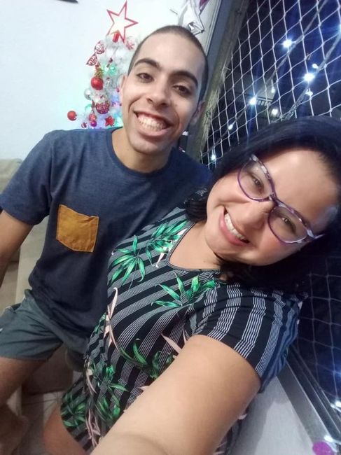 Ao lado da nossa pequena árvore de natal!