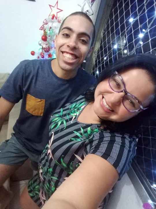 Ao lado da nossa pequena árvore de natal!