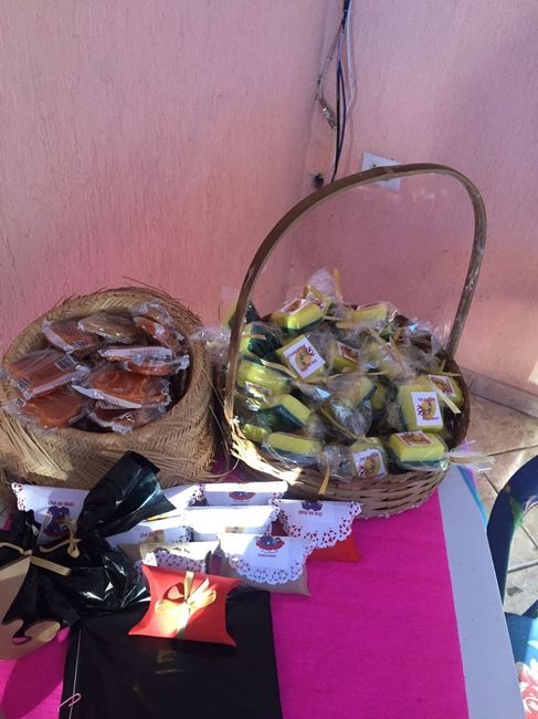 Rolo de papel higienico dobra as pontas pra dentro e cola a decoração que você quiser , dentro eu co