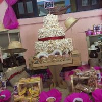 Bolo de pipoca , base de isopor e pipoca colada uma por uma rs