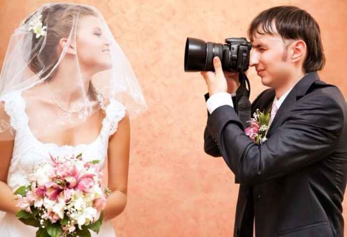 FOTO: Duas opções, a primeira contratar apenas a fotografia e não a filmagem.