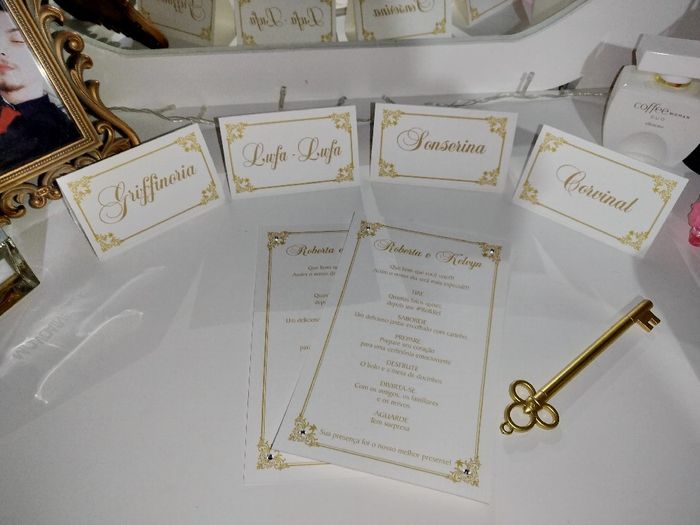 Chegaram meus menus divertidos, nomes das mesas baseadas em Harry Potter e as gravatas dos padrinhos/pájens 😍 1