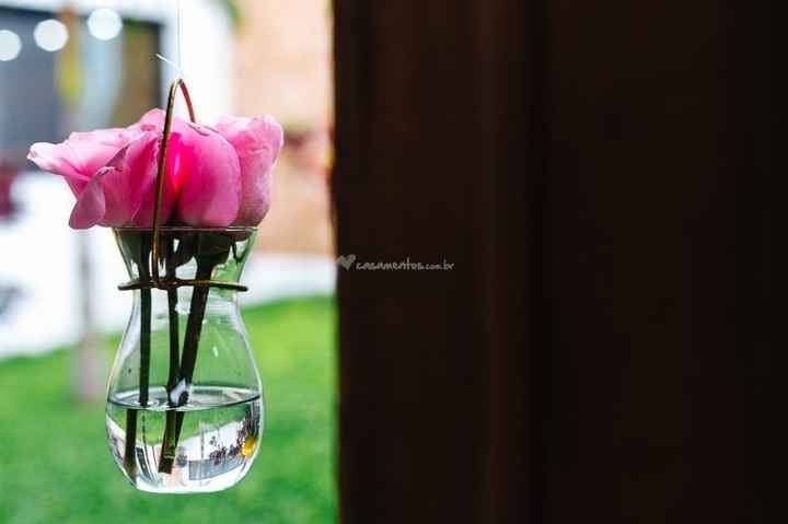 Vasos com flores e água