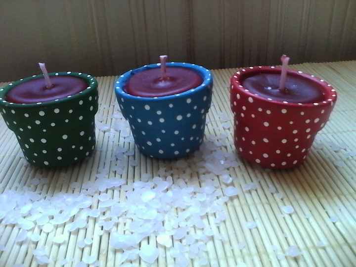 Ou como o casamento é vintage, você poderia fazer nesses vasinhos de barro, forrar eles com um tecid