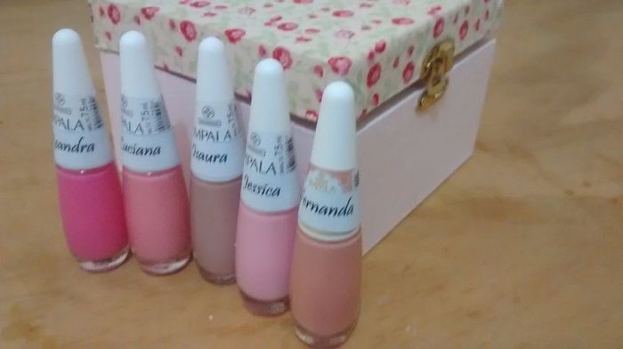 Esmaltes com o nome de cada uma
