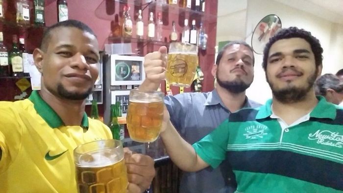 Olha eles aí com as canecas.