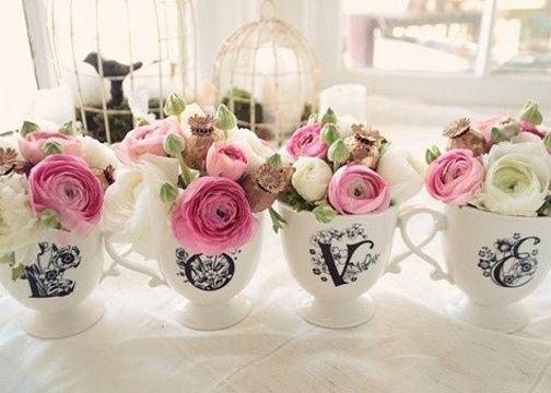 Xícaras e flores