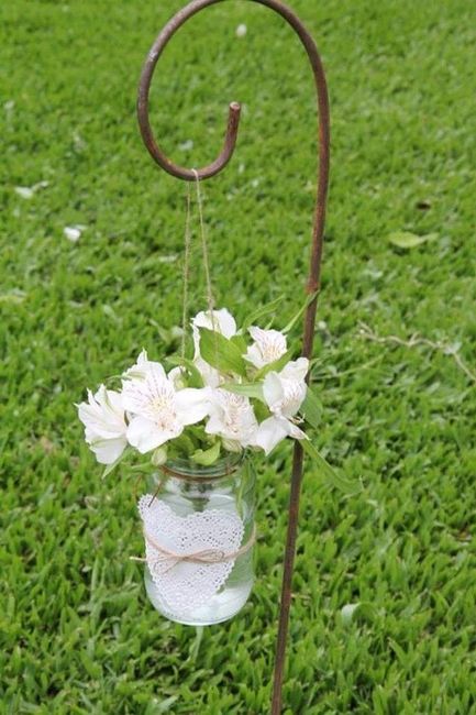 Vasos com flores e água