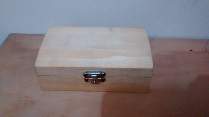 Comprei essa caixinha e envernizei, para dar um pouco de brilho, já que a intenção é deixar rústica.
