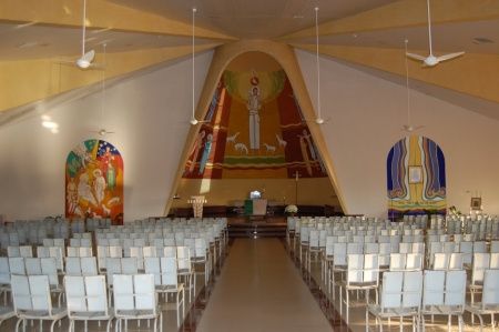 Dentro da Igreja