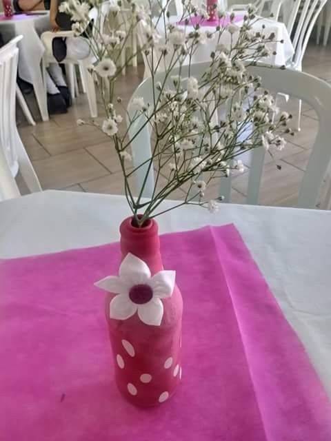 Centro de mesa lindão! As garrafinhas não foram pintadas, isto é balão!! Fiquei boquiaberta quando m