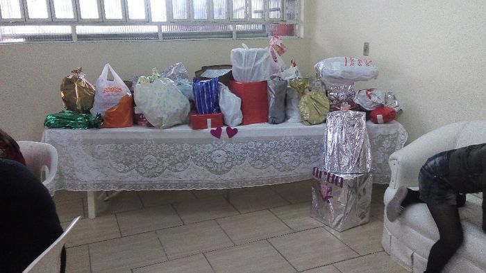 MESA COM OS PRESENTES EMBRULHADINHOS!