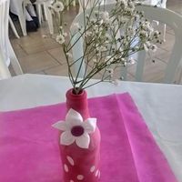 Centro de mesa lindão! As garrafinhas não foram pintadas, isto é balão!! Fiquei boquiaberta quando m