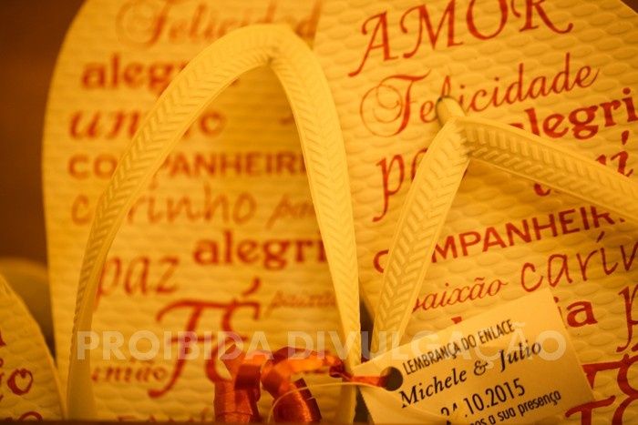 sandália com fitilho e tag