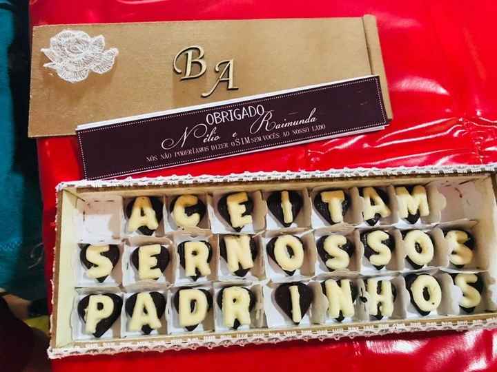 Caixinha de mdf cru com o pedido (corações de chocolate preto e letras chocolate branco)