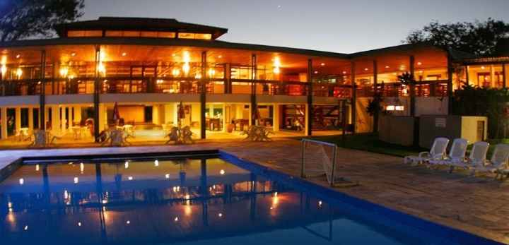 A noiite, no restaurante, que fica na beira da piscina.