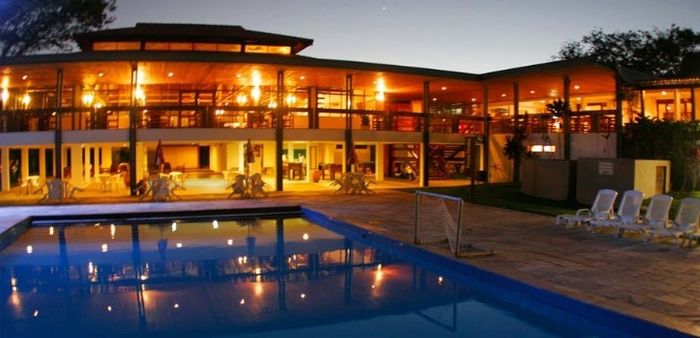 A noiite, no restaurante, que fica na beira da piscina.