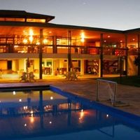 A noiite, no restaurante, que fica na beira da piscina.