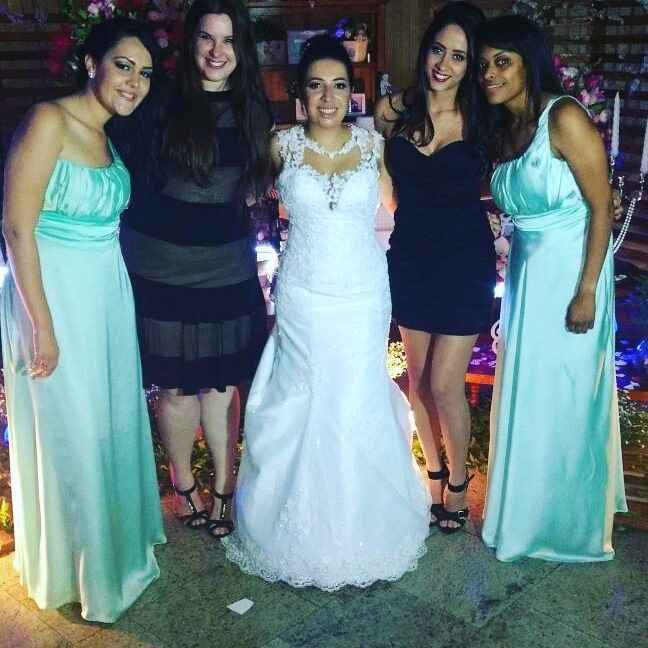Na festa, com a noiva e duas amigas da faculdade