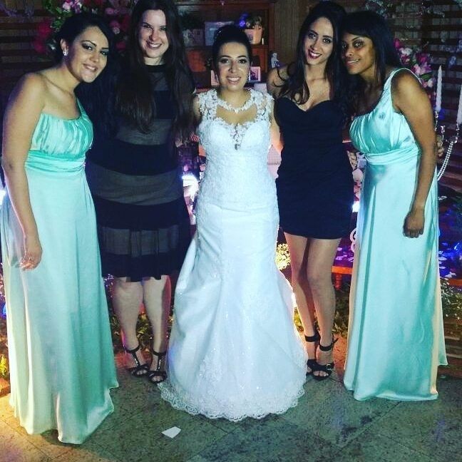 Na festa, com a noiva e duas amigas da faculdade