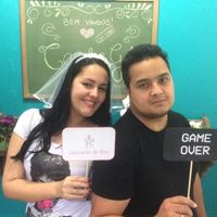 Eu e meu noivo com as plaquinhas