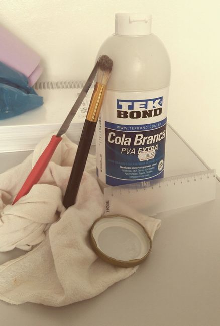 Cola, faca, pincel, pano, régua e tampinha