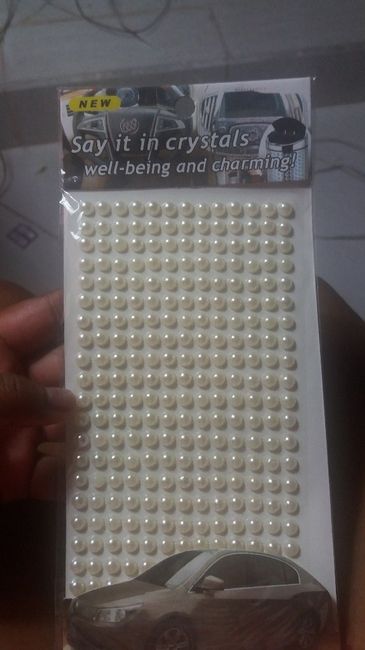 Depois fui colando a meia pérola, essa já vem com adesivo e achei super prático. Custou R$ 4,00.