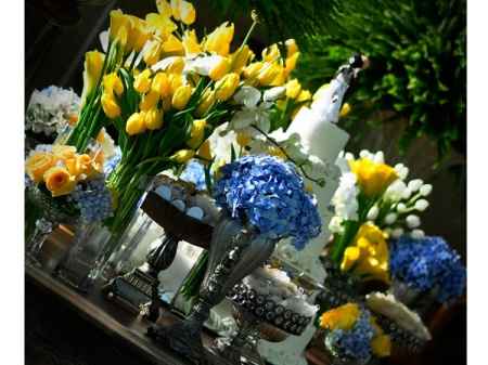 Flores azuis e amarelas