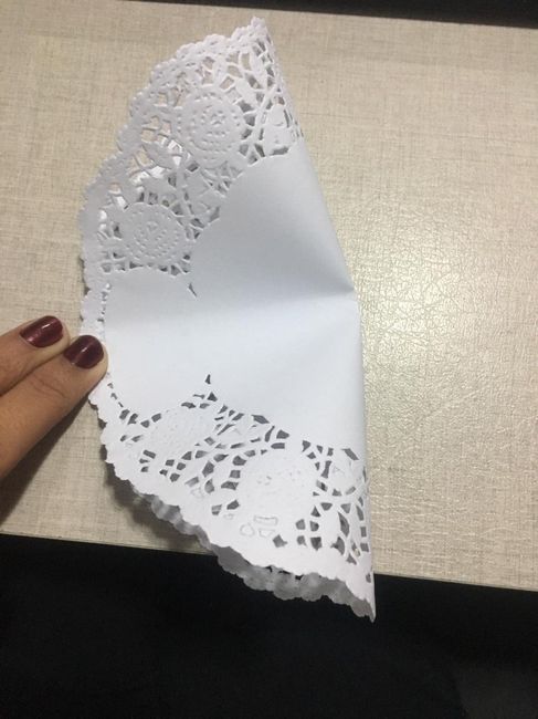 marque o meio do papel com o dedo para saber o meio do papel