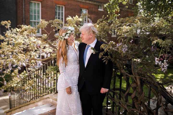 Que nota dá para o look dos noivos Boris Johnson e Carrie Symonds: 0, 5 ou 10? - 1