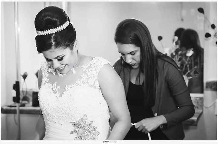 colocando vestido 