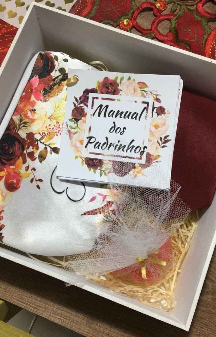 Necessaire, gravata, sabonetinhos e manual. 