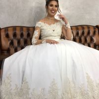 Ele é off white. Mas nas fotos de celular não aparenta muito