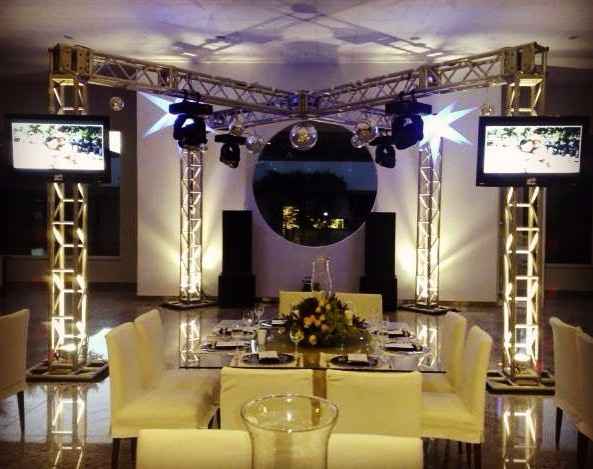 Treliça em X, com globos e TVs: