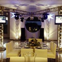 Treliça em X, com globos e TVs: