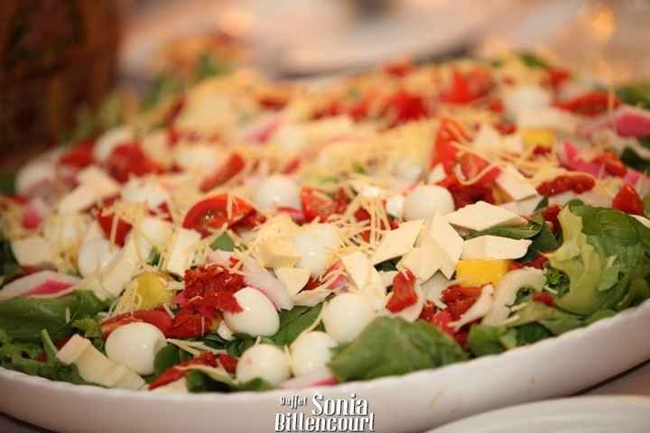Carpaccio ao molho de Alcaparras com confit de Parmesão e Rúcula OU Rosbife Imperial