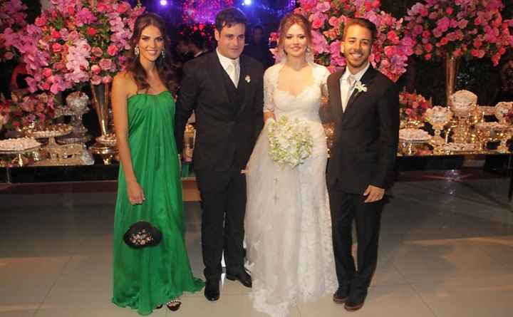 a de verde, esposa do Junior Lima 