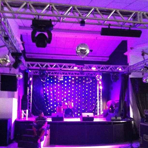 a cortina de led atrás... terá a banda e os Djs