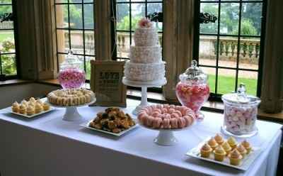 Ou até mesmo uma mesa com doces mais simples, com uns cupcakes, guloseimas e docinhos tradicionais f