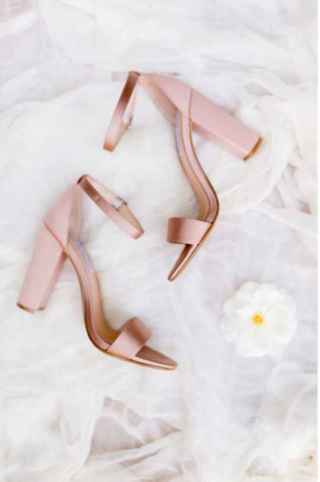 🌸 Outubro Rosa: Sapato da noiva com detalhes em rosa! - 1