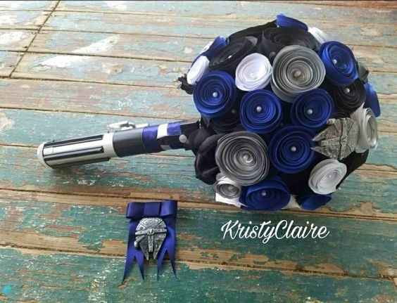 buque de sabre com rosas de pano