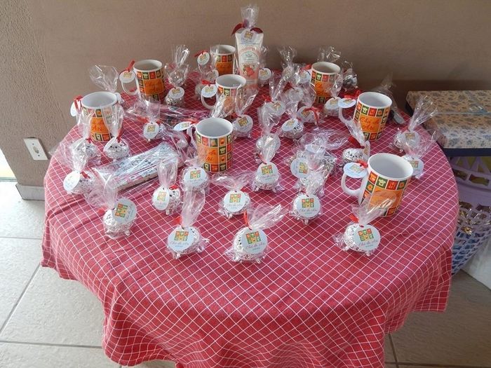 mesa com lembrancinhas e premios