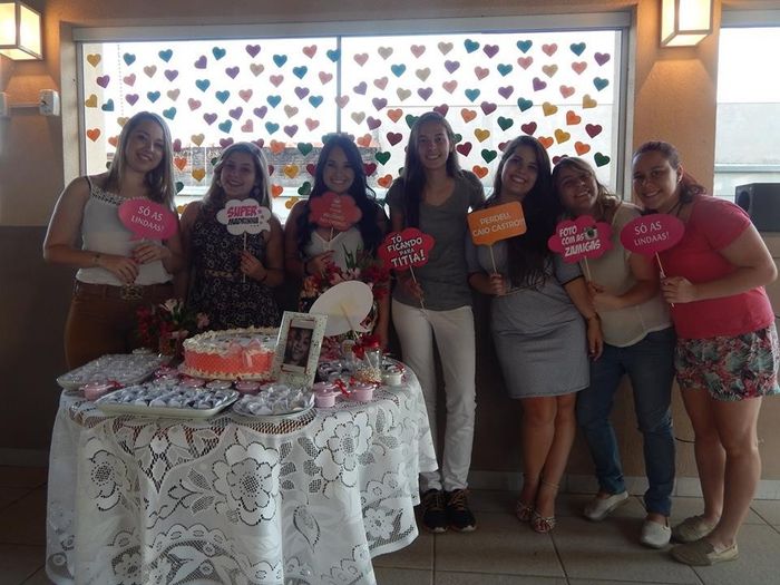 eu e minhas amigas com as plaquinhas!