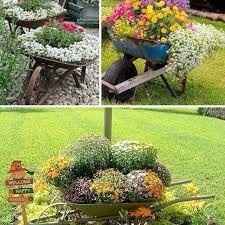 flores nunca é de mais, só tome cuidado com a cor, elas podem cansar a vista