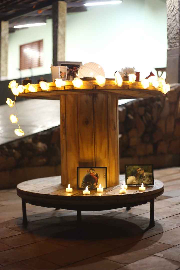 roda de madeira consegui emprestada, flores de led compradas no aliexpress, porta-retratos comprei e