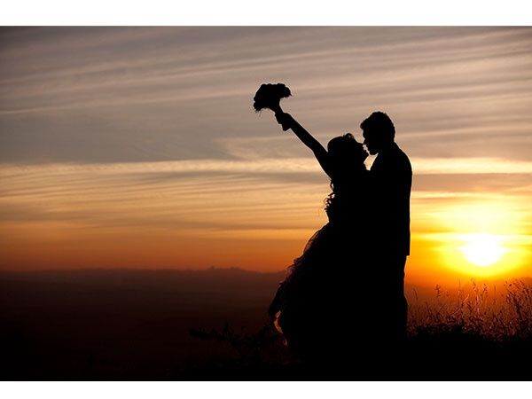 Casamento ao por do sol! que lindo e romantico, só a sombra dos dois...
